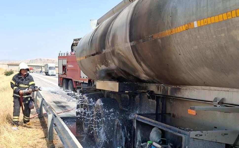 Kahramanmaraş’ta Seyir Halindeki Akaryakıt Tankerinde Yangın Paniği