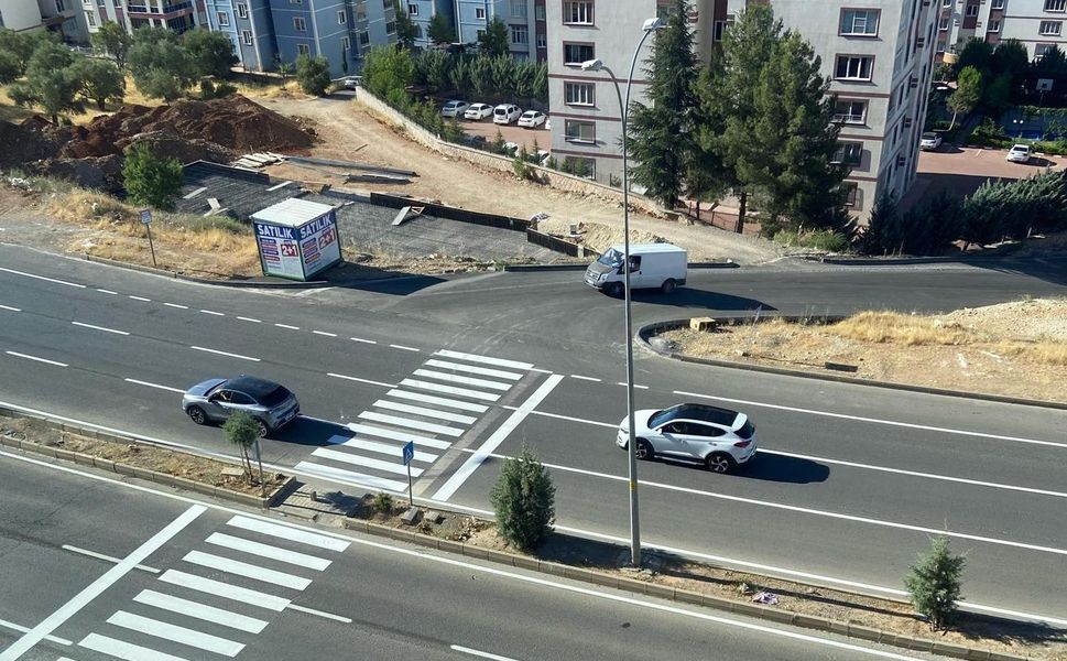 Kahramanmaraş'ta 'Dünyanın en saçma yaya geçidi' tepki çekti