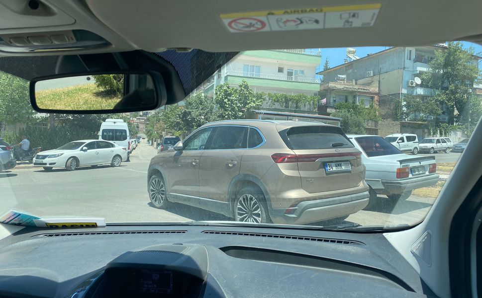 Kahramanmaraş’ta kavşağa park edilen araçlar tehlike saçıyor!