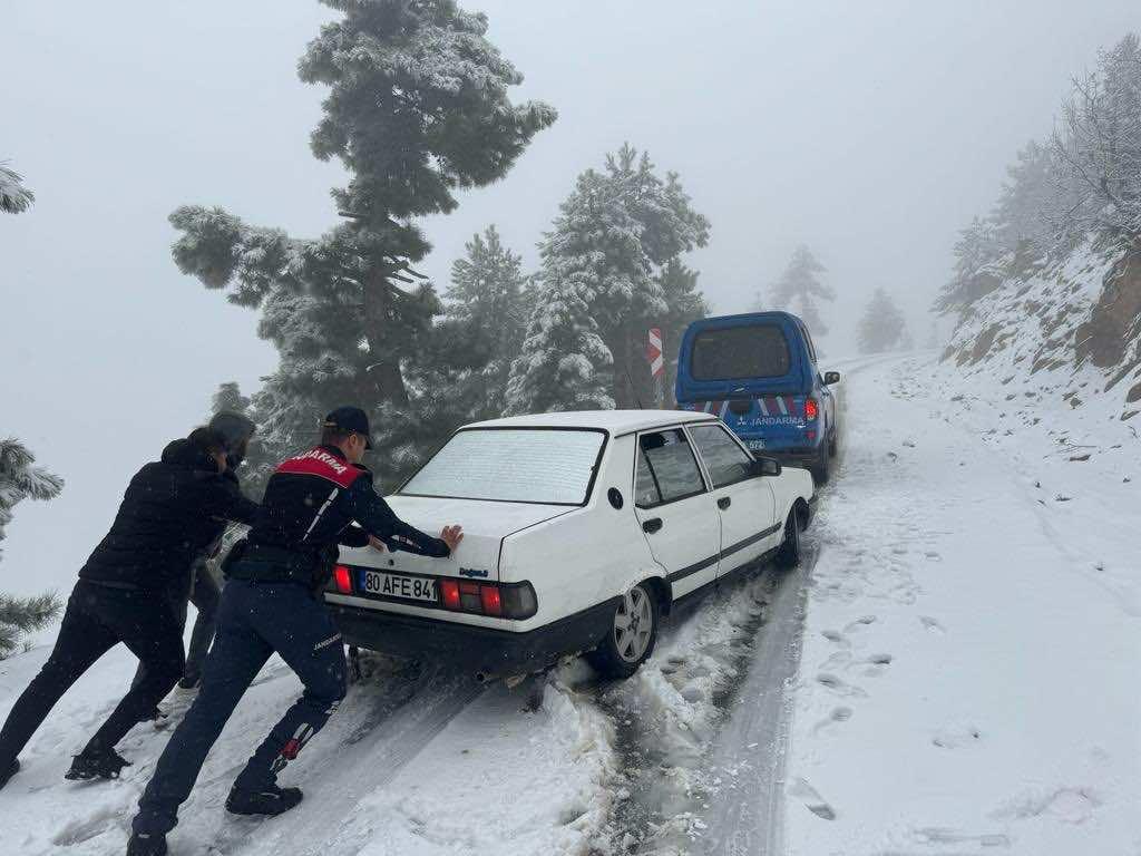 Jandarma Kahramanmaraş'ta Yolda Kalan Sürücülere Yardım Etti (2)