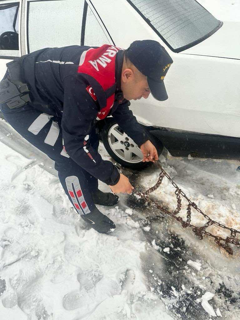 Jandarma Kahramanmaraş'ta Yolda Kalan Sürücülere Yardım Etti (3)