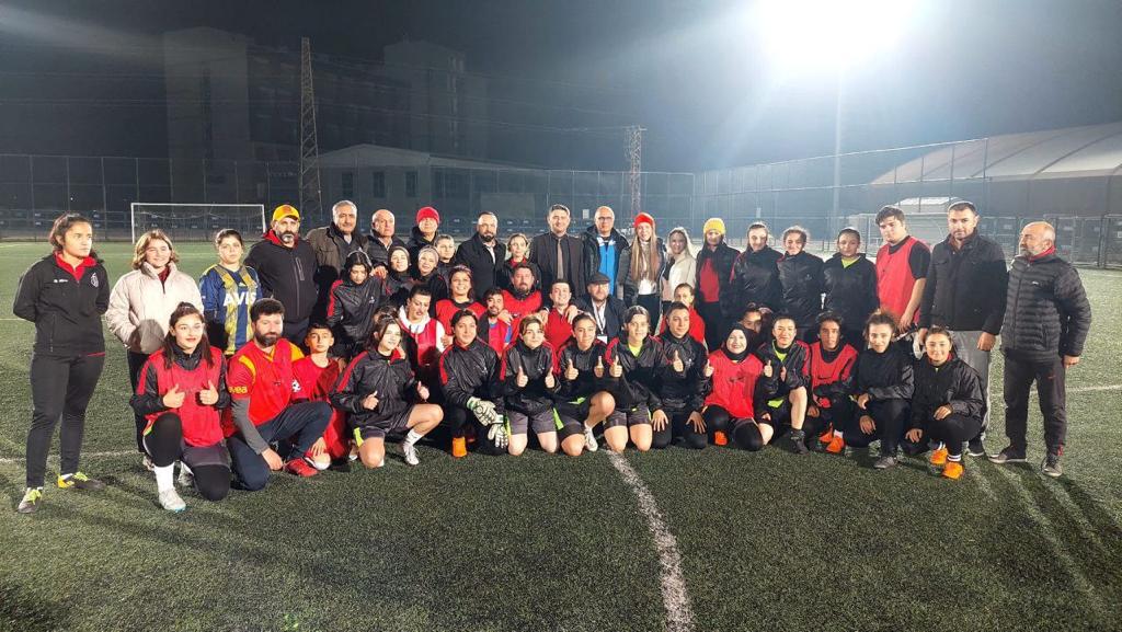 Kahramanmaraş’ta kadın futbolcular dostluk maçı düzenledi-1