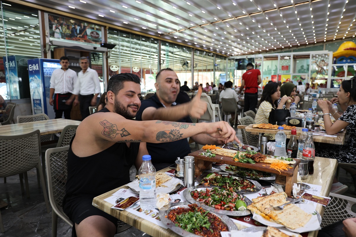 Adana Ya Gelen Turistler Kebap Yemeden Dönmüyorw