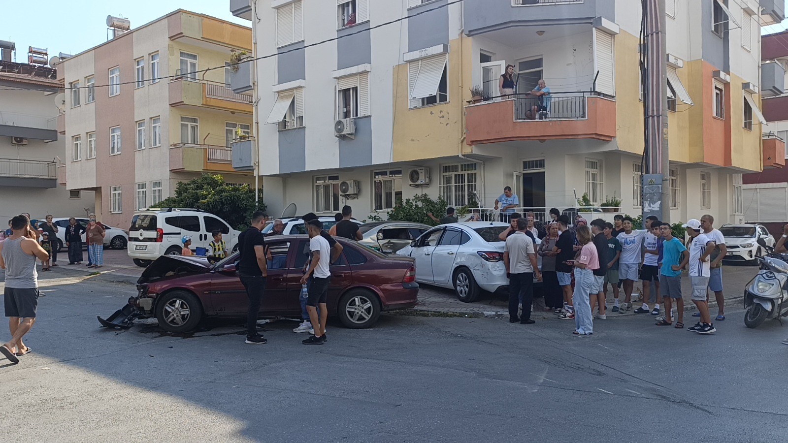 Afacan Sürücü Mahalleyi Birbirine Kattı 14 Yaşındaki Çocuk 3 Aracı Hurdaya Çevirdi, 1 Kişi Yaralandıas