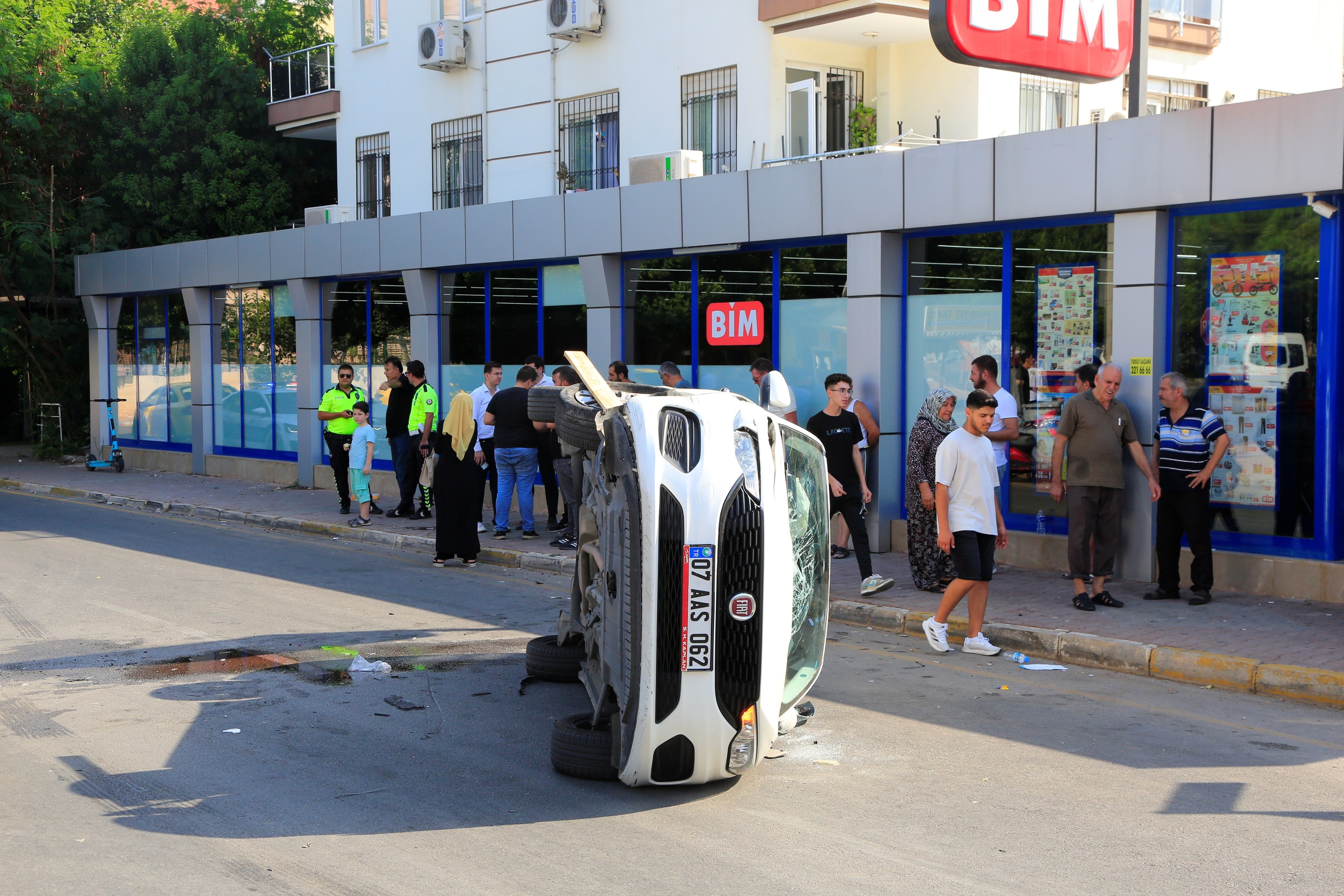 Antalya Da Insanlık Ölmemiş Dedirten Görüntü Saniyeler Içinde Onlarca Kişi Yardıma Koştua