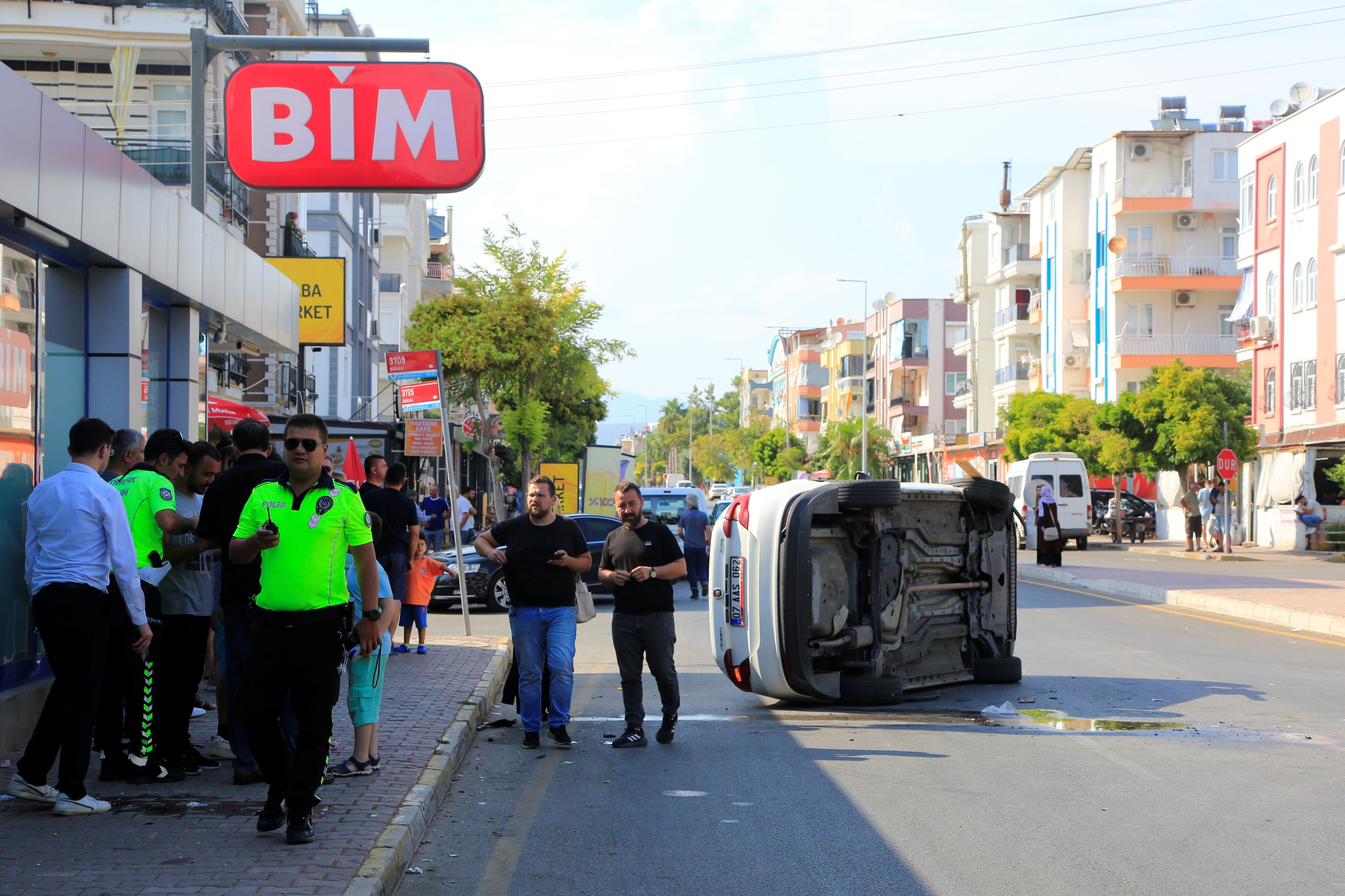 Antalya Da Insanlık Ölmemiş Dedirten Görüntü Saniyeler Içinde Onlarca Kişi Yardıma Koştub