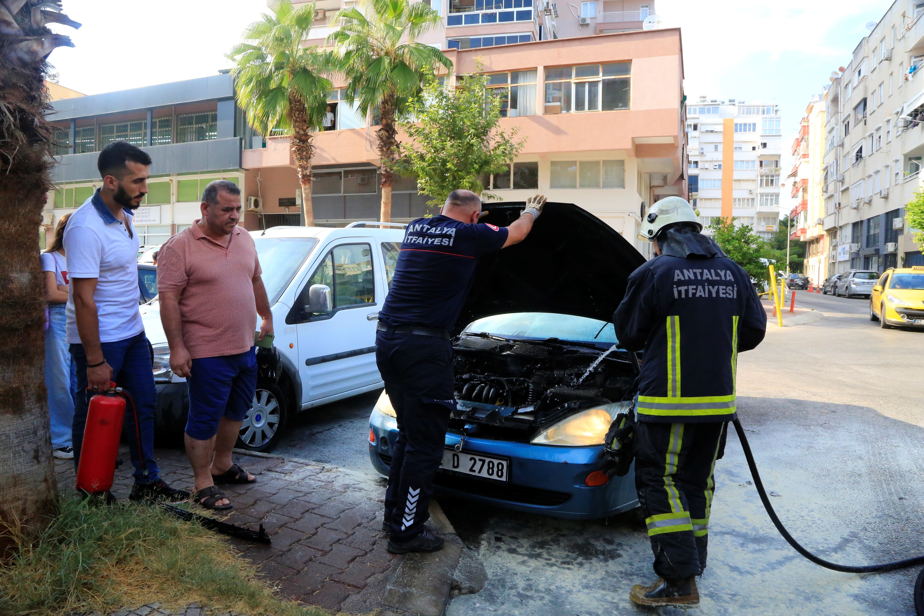 Aracının Yanışını Çaresiz Gözlerle Izledibv