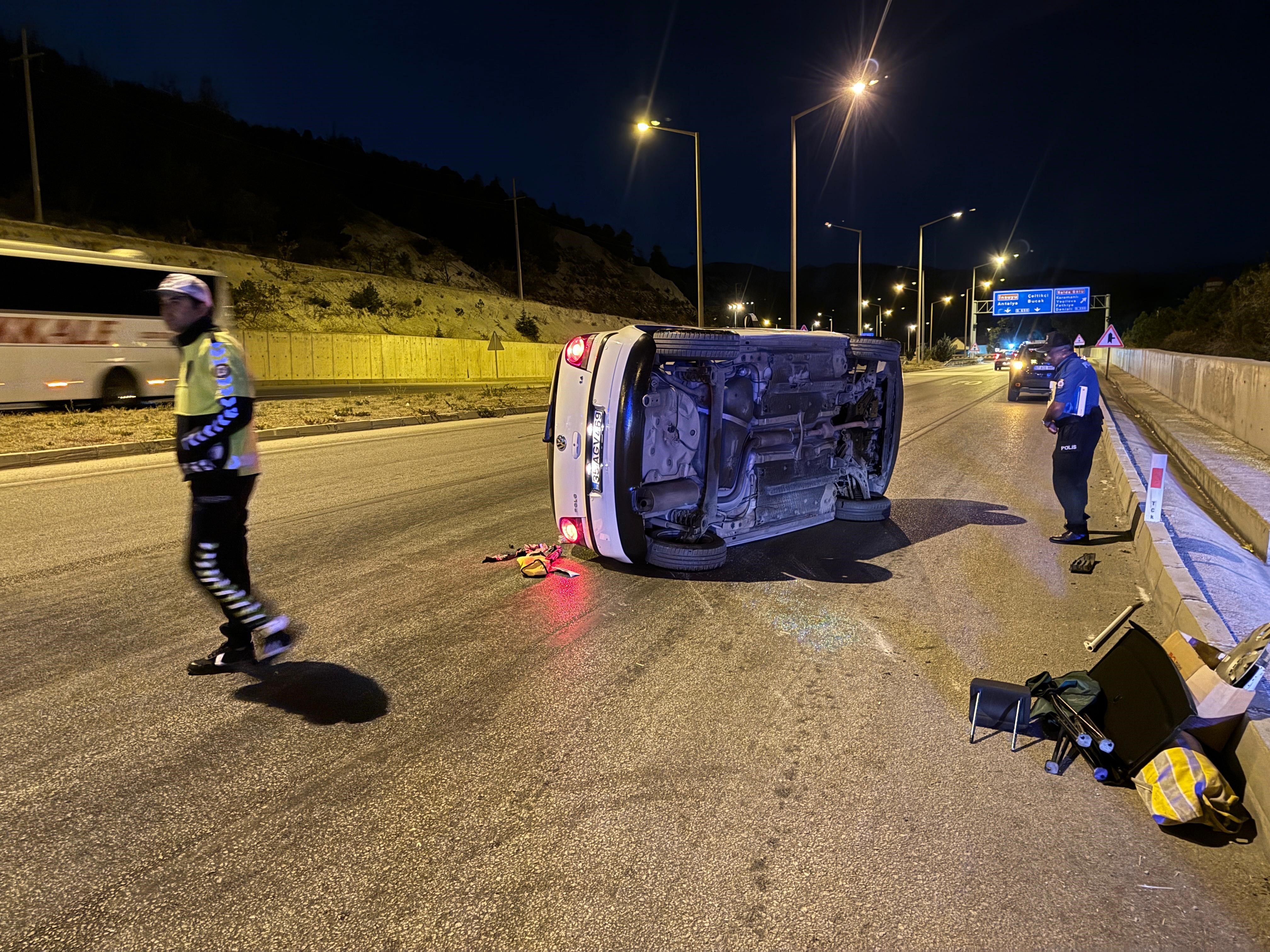 Bordür Taşına Çarpan Otomobil Devrildi, Sürücü Olay Yerinden Kaçtı-1