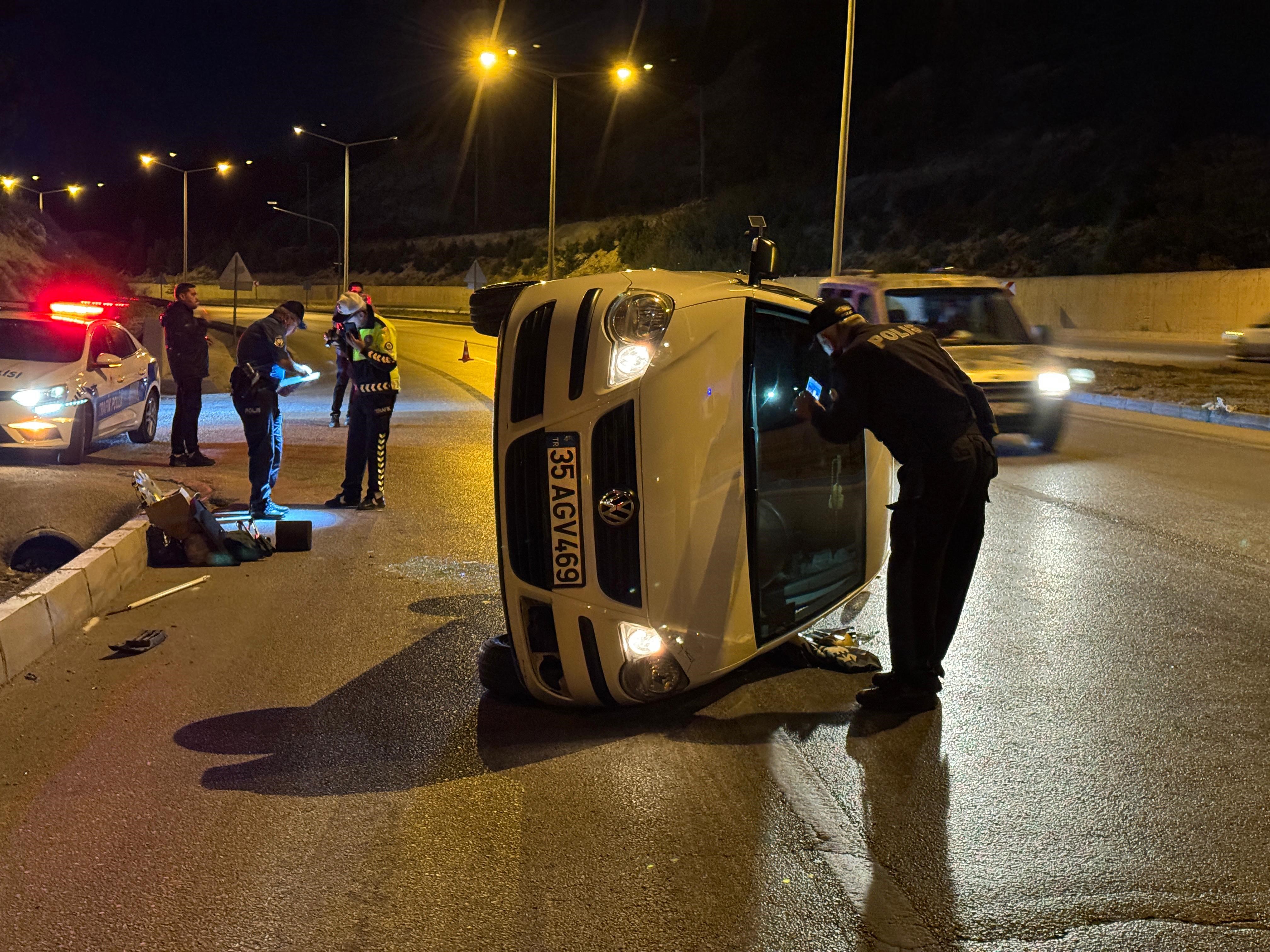 Bordür Taşına Çarpan Otomobil Devrildi, Sürücü Olay Yerinden Kaçtı (2)