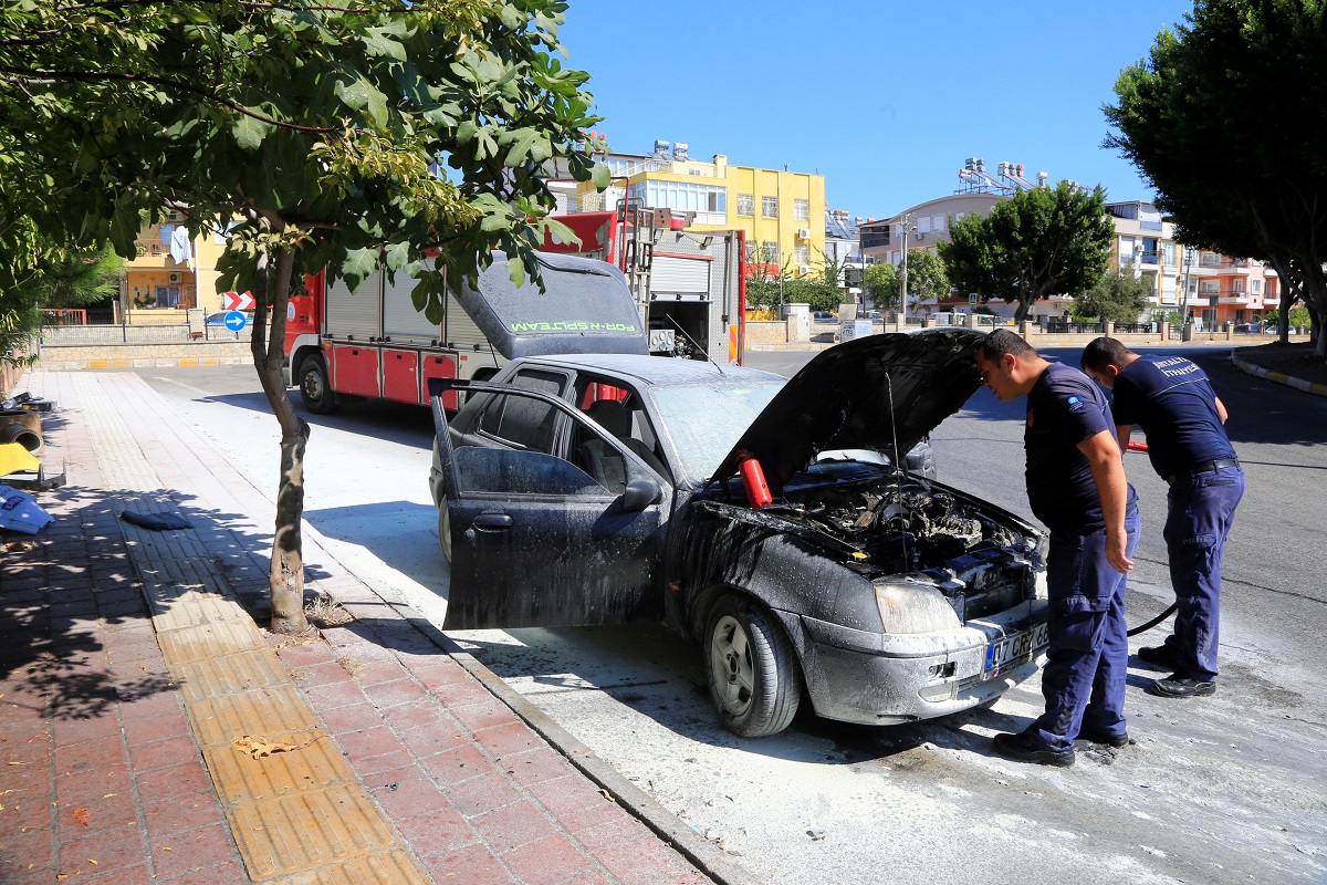 Burnuna Gelen Benzin Kokusu Sonrası Aracı Alev Aldı (2)