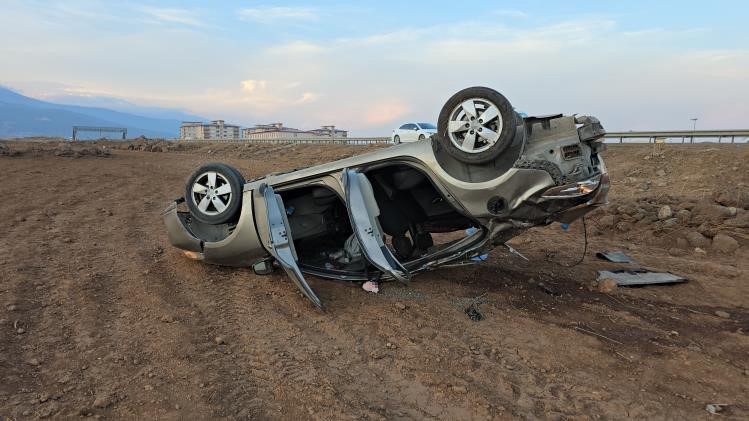 Çarpışan 2 Otomobilden Biri Takla Attı-1