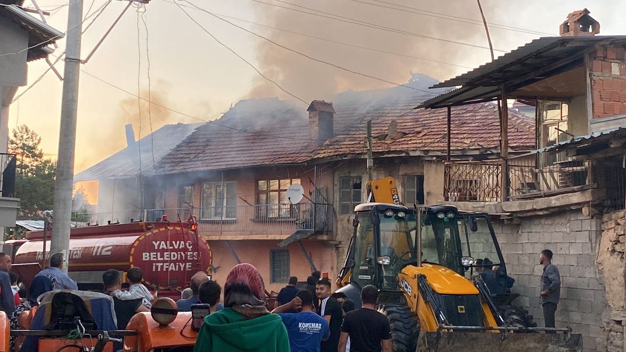 Çıkan Yangında Bitişik Iki Ev Kullanılamaz Hale Geldi-1