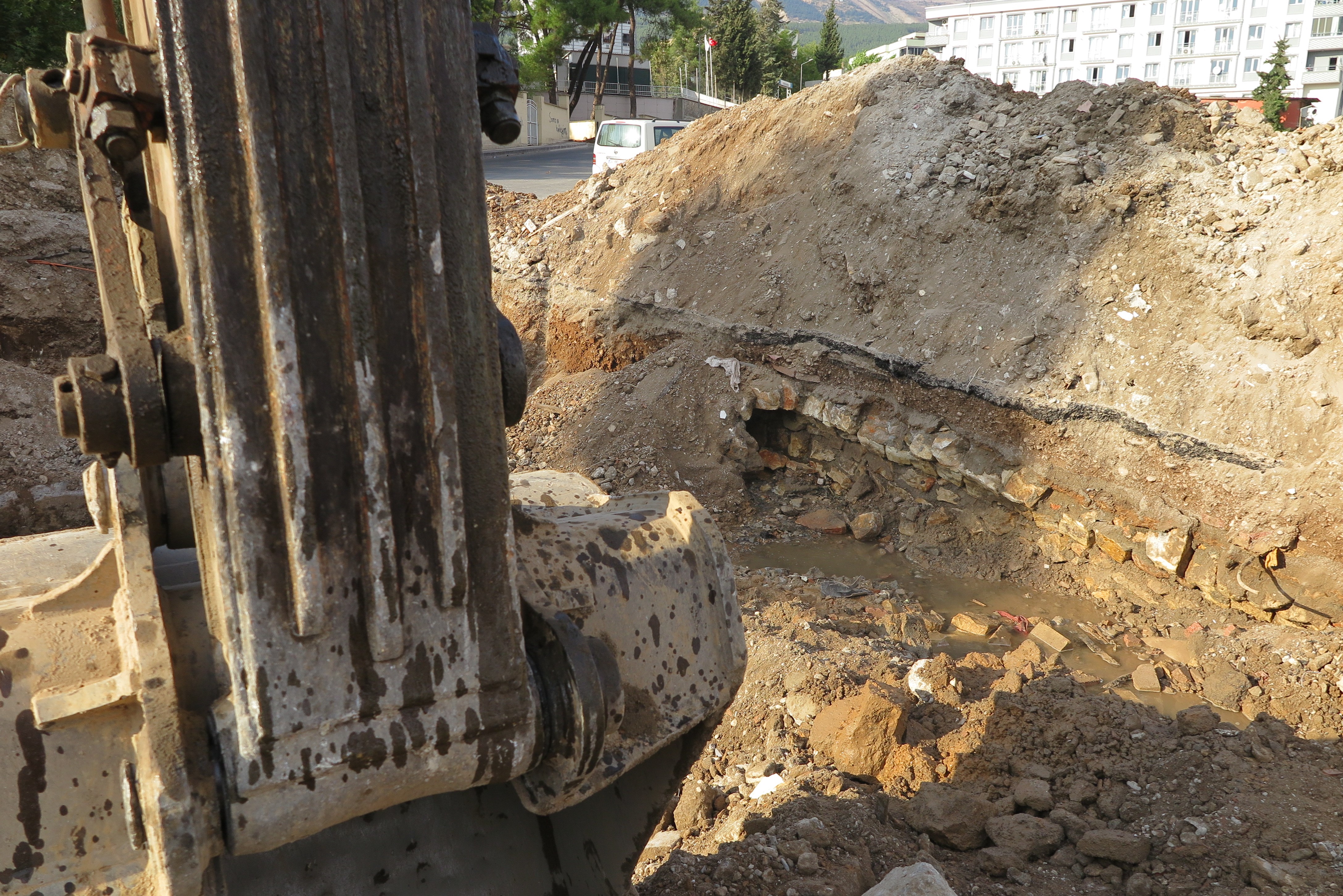 Depremde Ağır Hasarlı Binaların Yıkımında Tarihi Tünel Bulundu (7)