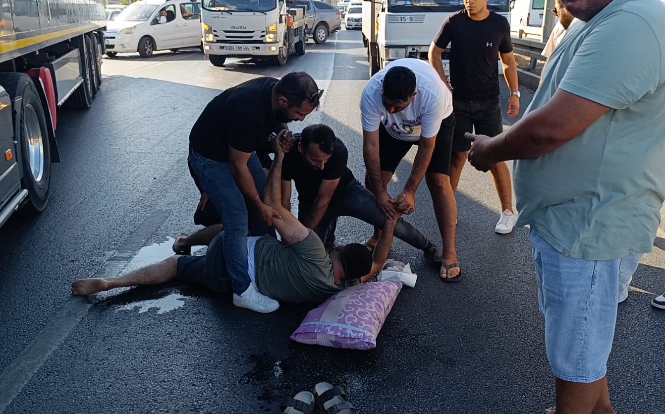 Direksiyon Başında Krize Giren Tır Sürücüsü Vatandaşların Ilk Yardımı Sonrası Kendine Geldi