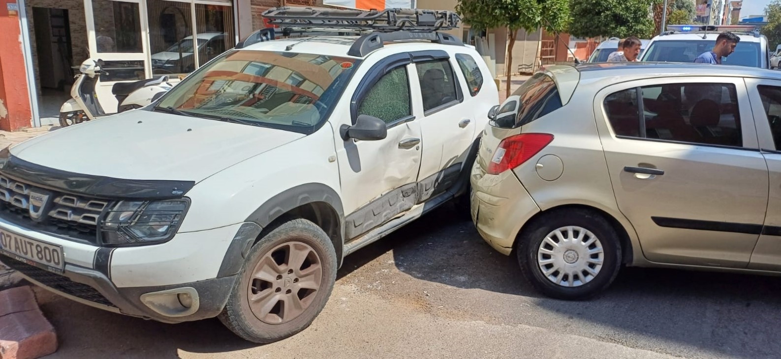 Dükkanın Önüne Park Eden Araca Kızıp Kendi Aracıyla Çarptıc