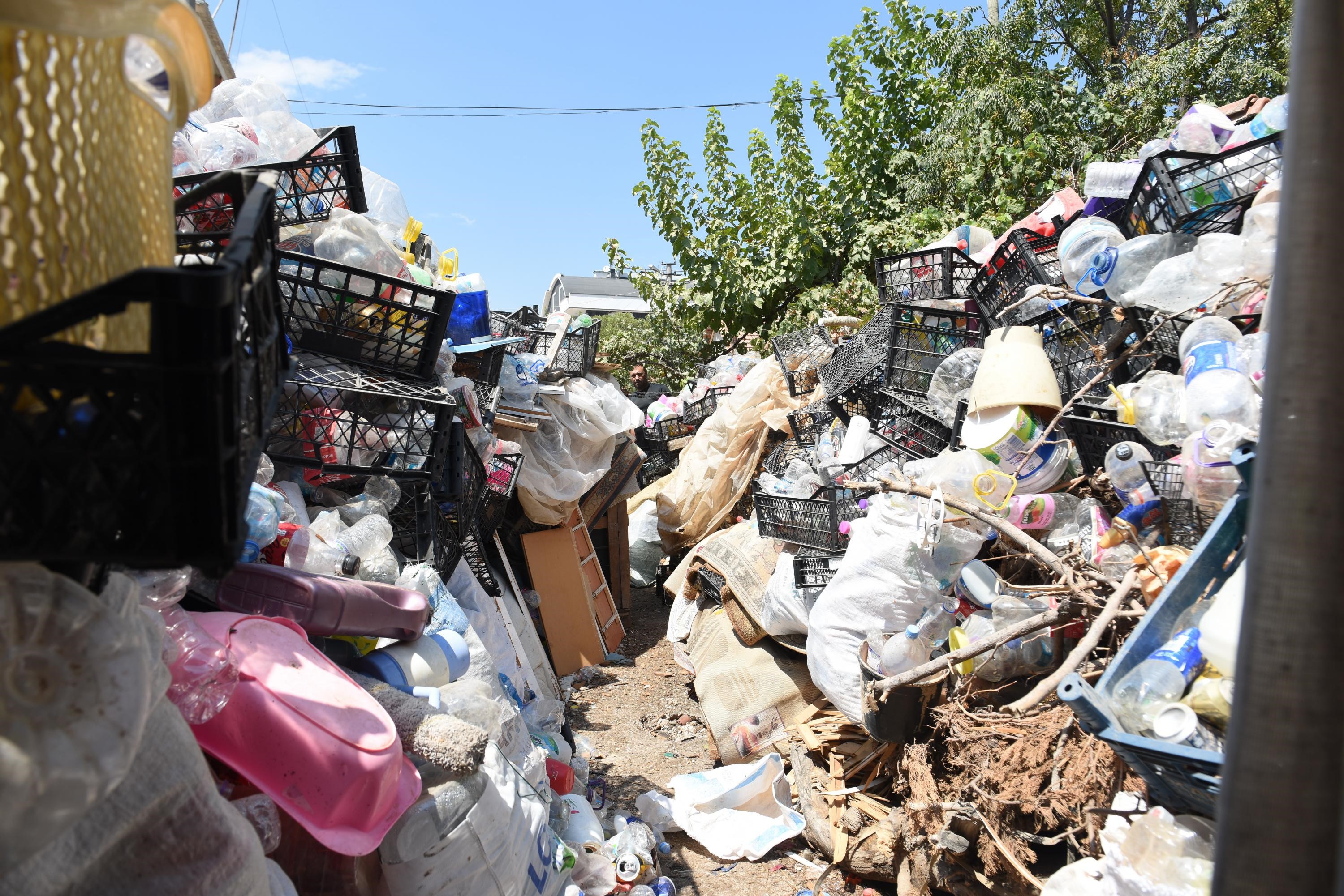 Etrafı Duvarlarla Çevrili Eve Giren Ekipler Hayatının Şokunu Yaşadıas