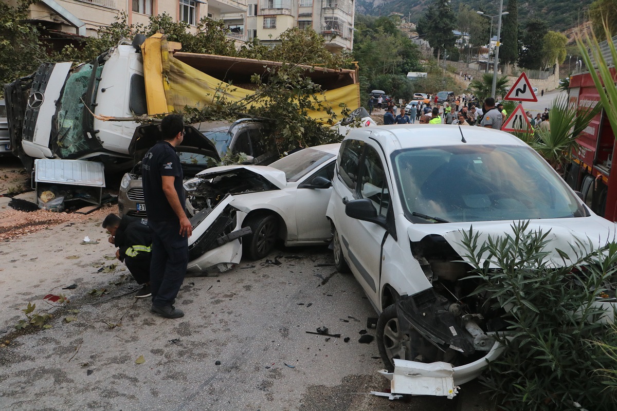 Freni Patlayan Hafriyat Kamyonu Araçları Kağıt Gibi Ezdi (3)