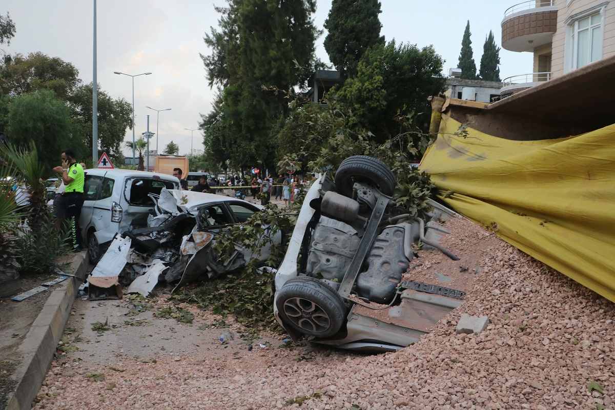 Freni Patlayan Hafriyat Kamyonu Araçları Kağıt Gibi Ezdi (4)