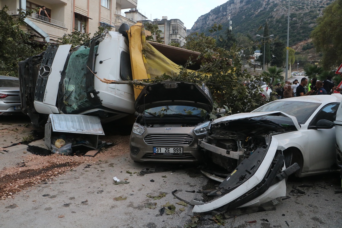 Freni Patlayan Hafriyat Kamyonu Araçları Kağıt Gibi Ezdi