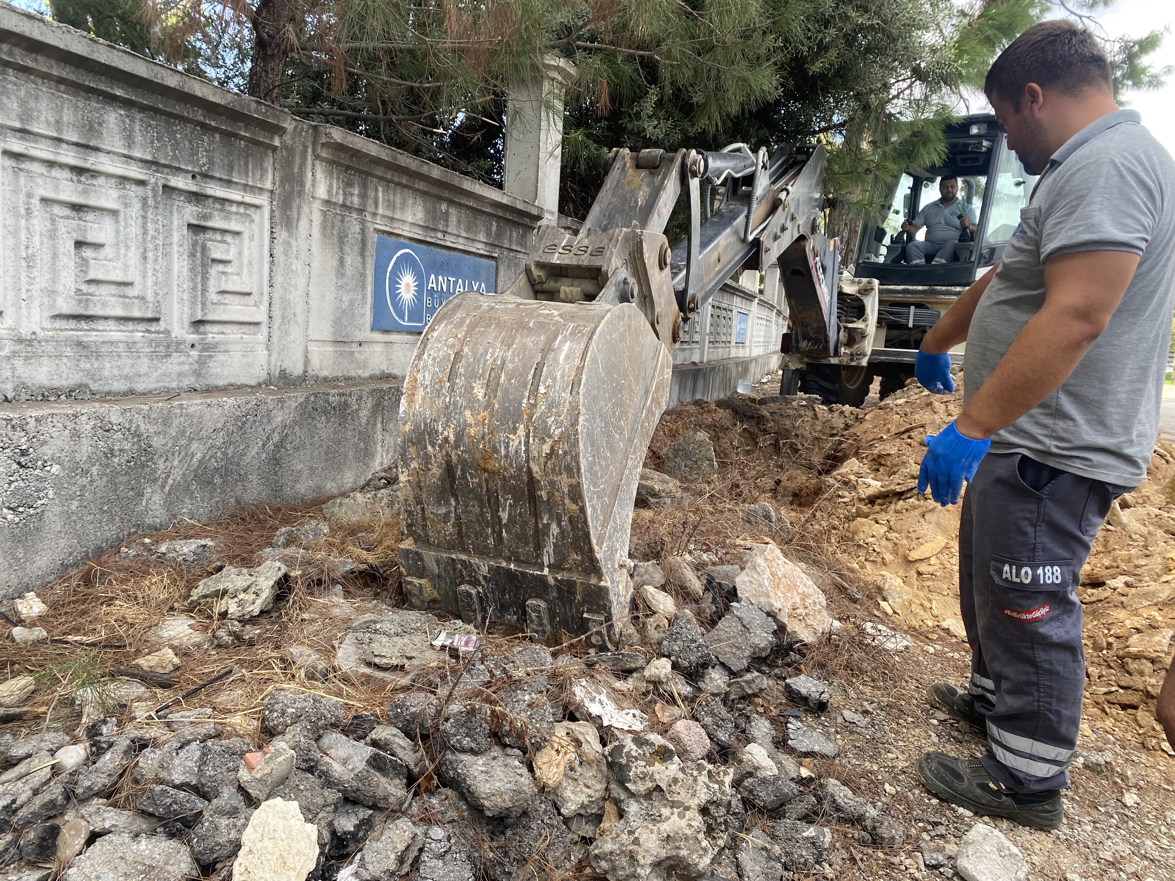 Kabri Mezarlığın Dışında Kalmışc