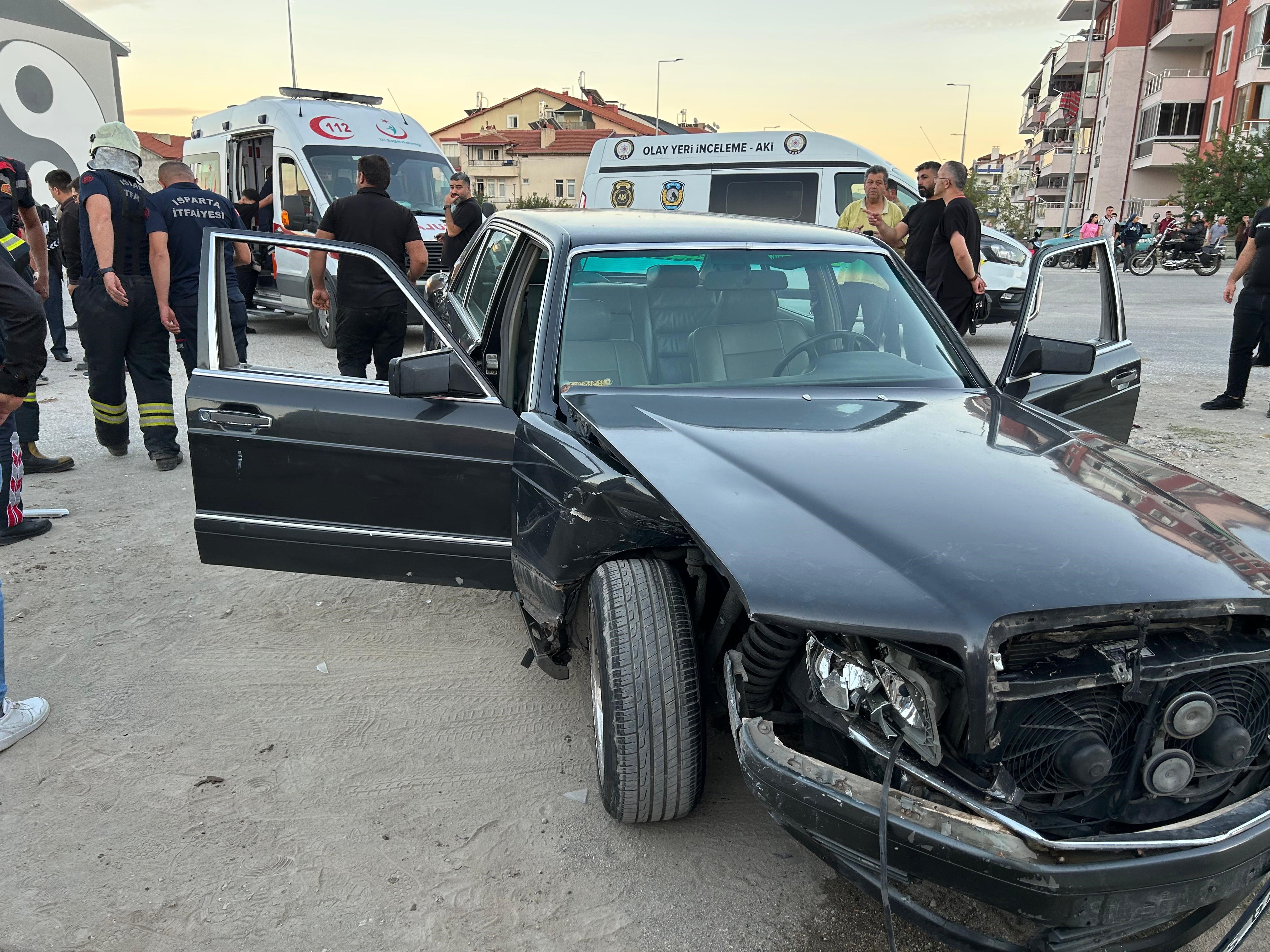 Kavşağa Kontrolsüz Giren Otomobiller Çarpıştı (2)