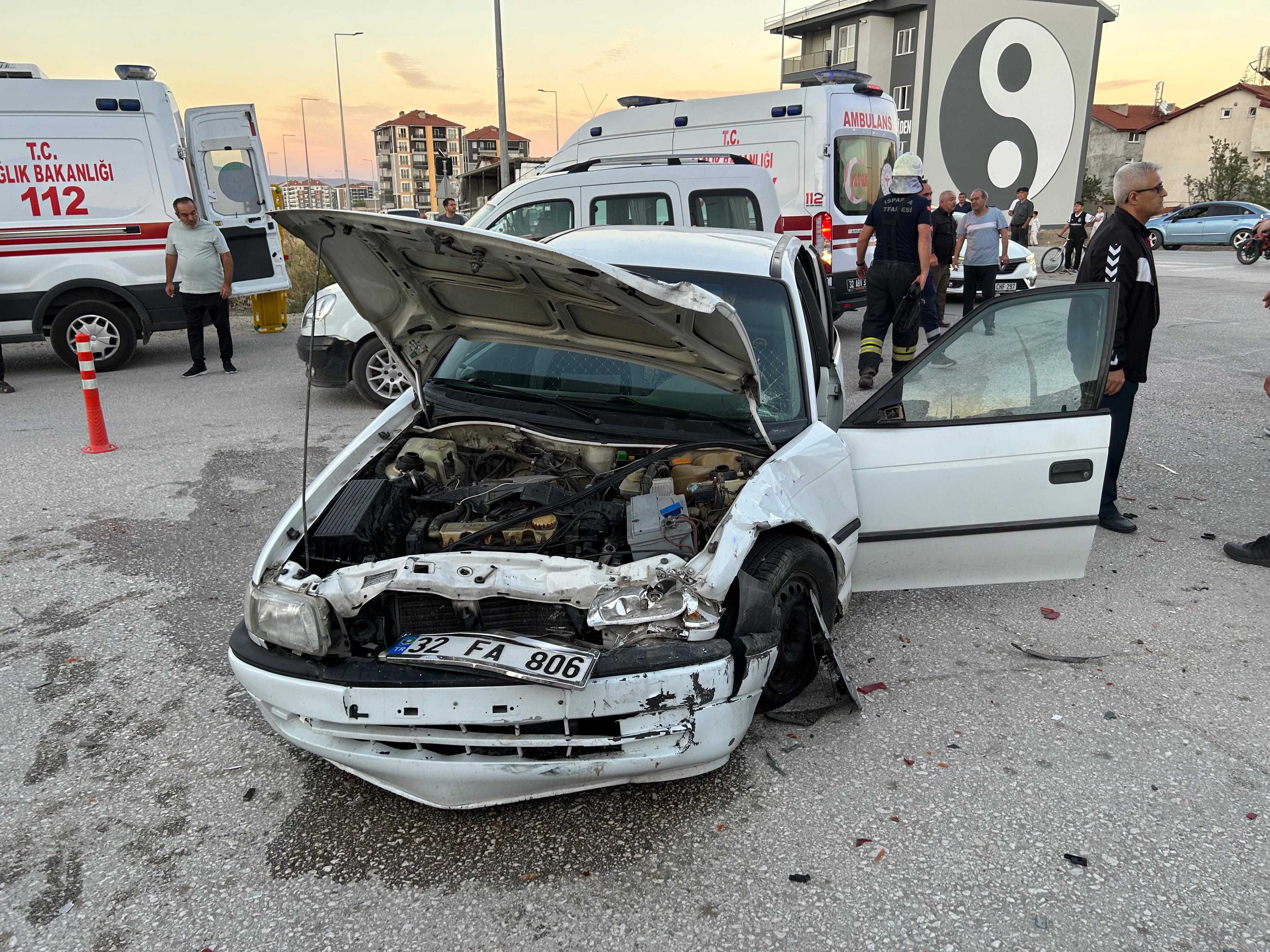 Kavşağa Kontrolsüz Giren Otomobiller Çarpıştı (3)