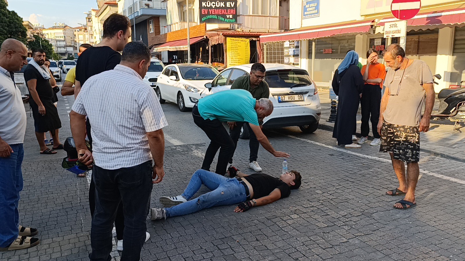 Kazaya Gelen Ambulans Kaza Yaptı, Sağlıkçılar Olay Yerine Yaya Olarak Geldi-1