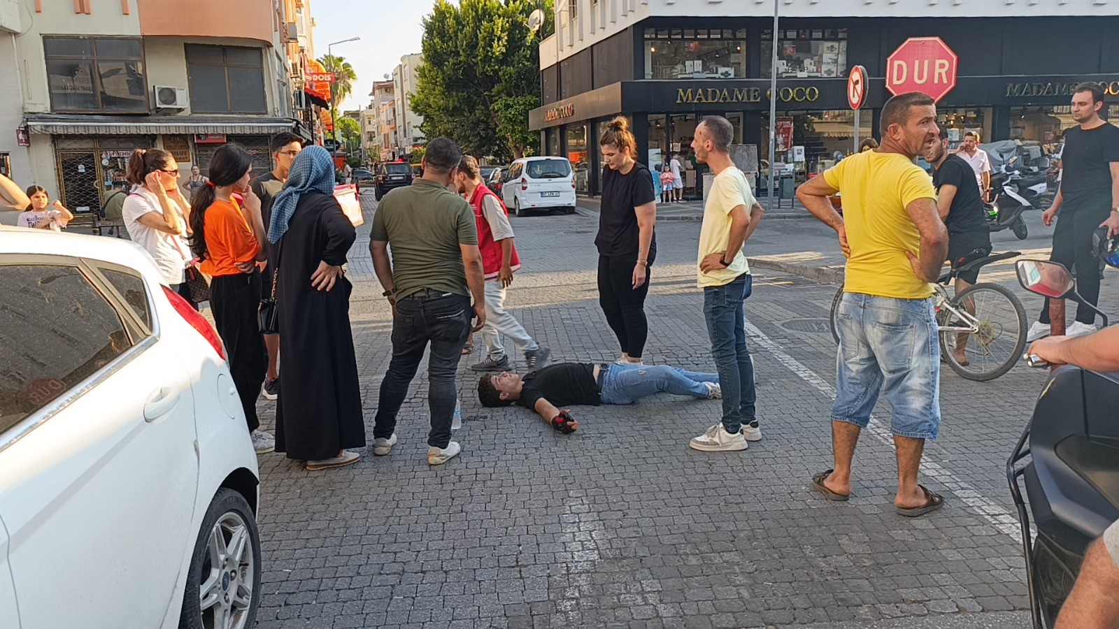 Kazaya Gelen Ambulans Kaza Yaptı, Sağlıkçılar Olay Yerine Yaya Olarak Geldia