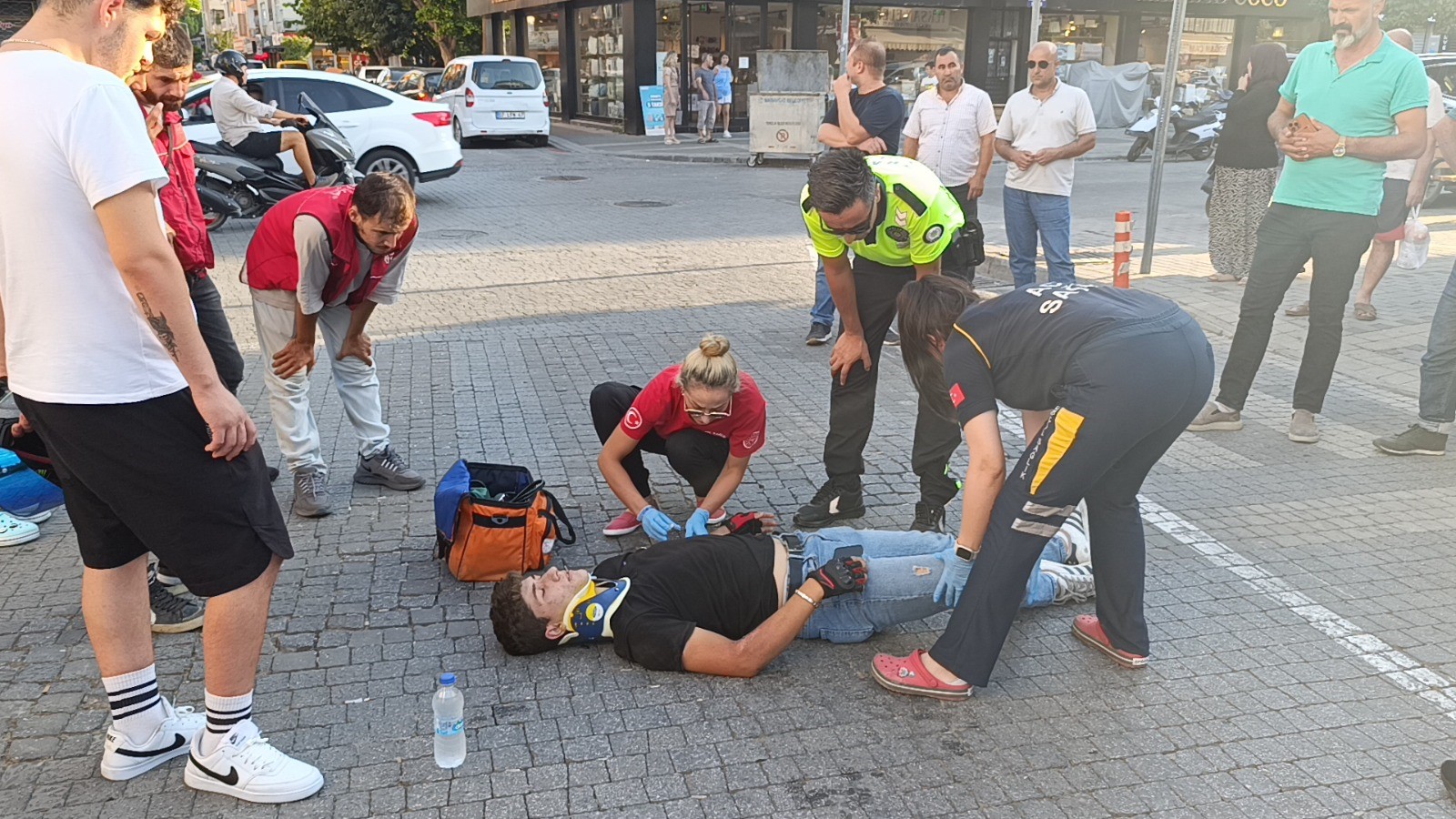 Kazaya Gelen Ambulans Kaza Yaptı, Sağlıkçılar Olay Yerine Yaya Olarak Geldic