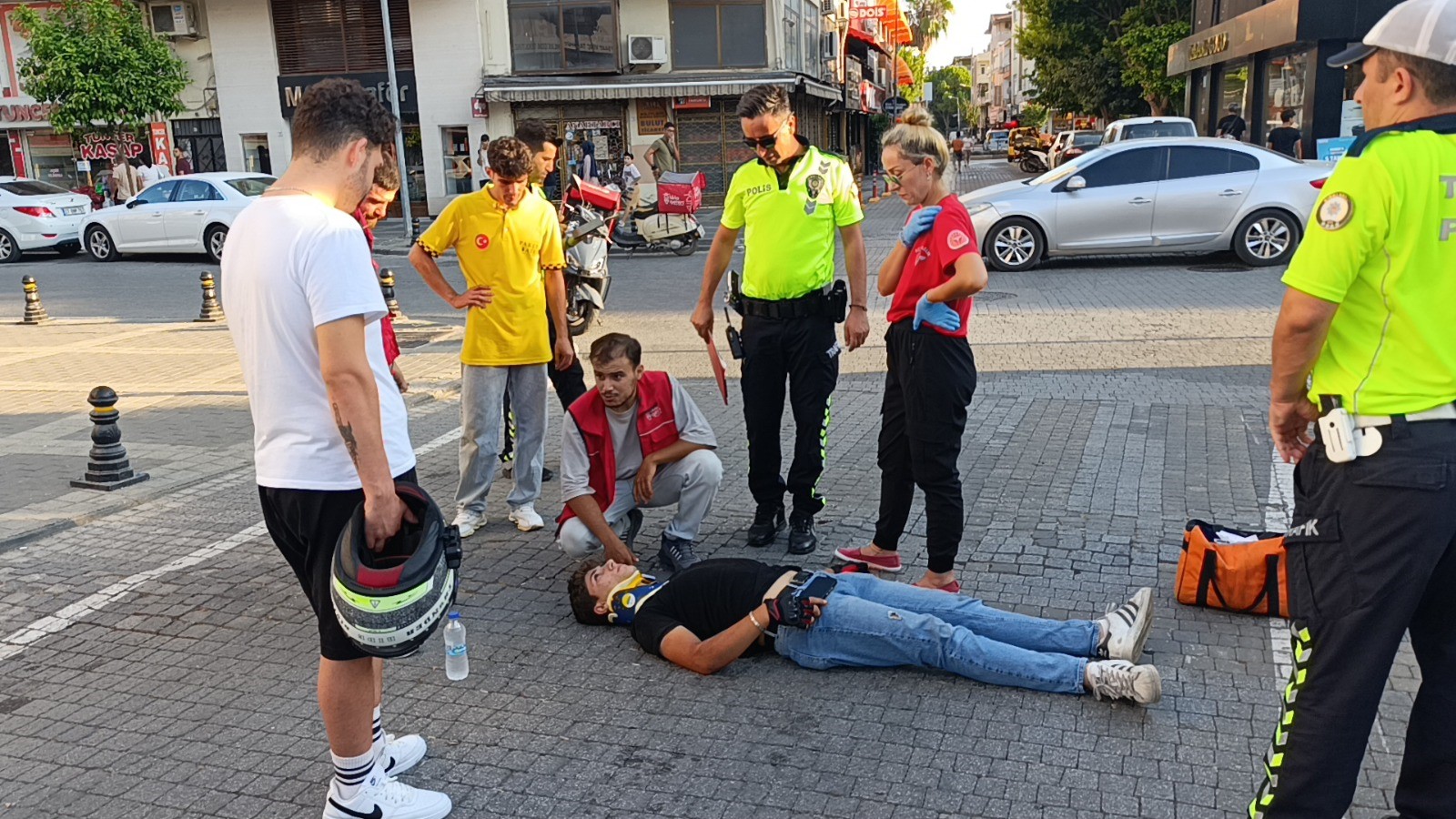 Kazaya Gelen Ambulans Kaza Yaptı, Sağlıkçılar Olay Yerine Yaya Olarak Geldix