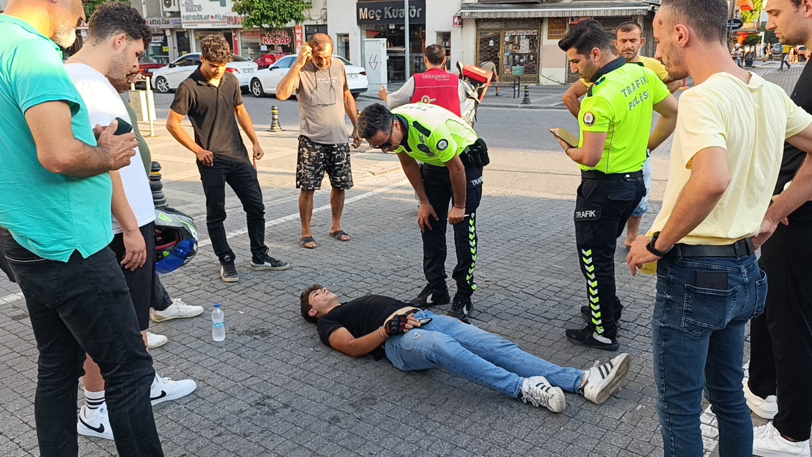 Kazaya Gelen Ambulans Kaza Yaptı, Sağlıkçılar Olay Yerine Yaya Olarak Geldiz