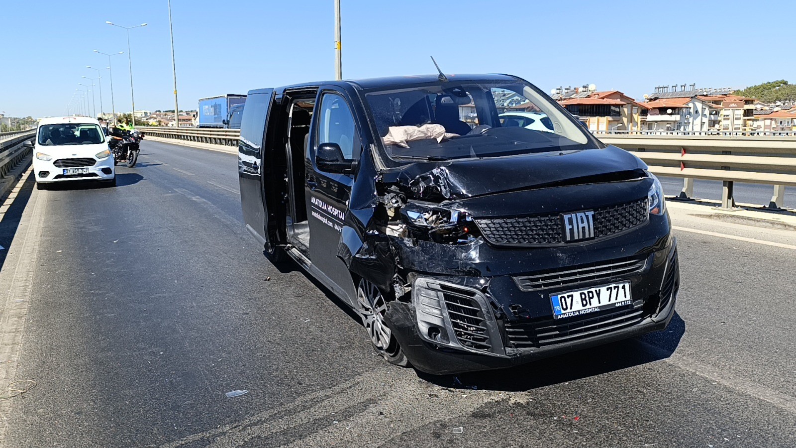 Kazaya Karışan Hastane Aracı Yetkilisinin Trafik Polisiyle 'Çekici' Tartışması (2)