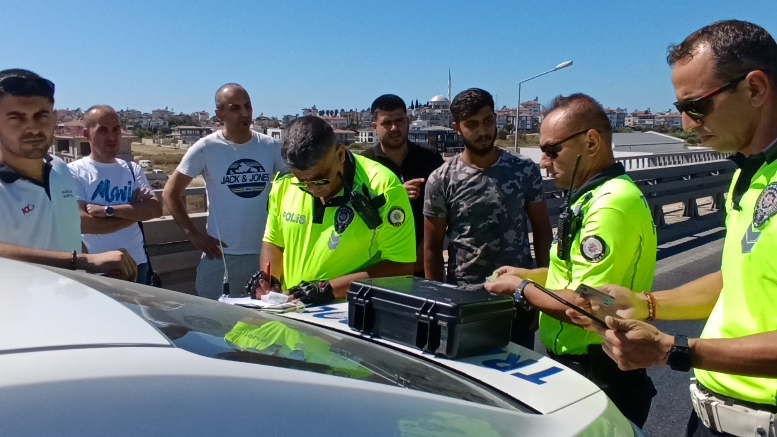 Kazaya Karışan Hastane Aracı Yetkilisinin Trafik Polisiyle 'Çekici' Tartışması (4)