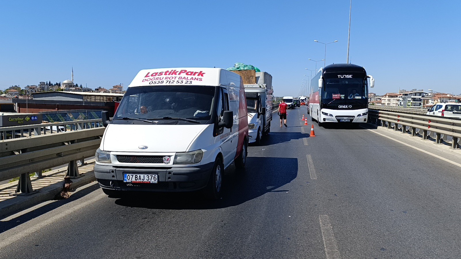 Kazaya Karışan Hastane Aracı Yetkilisinin Trafik Polisiyle 'Çekici' Tartışması