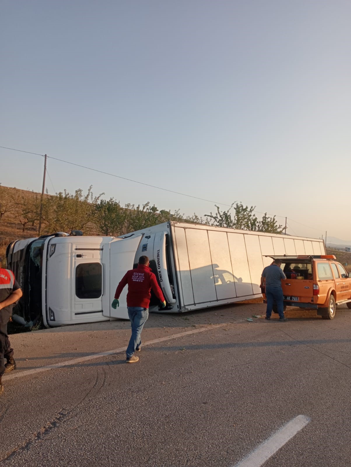 Kontrolden Çıkan Tır Şarampole Devrildi (4)