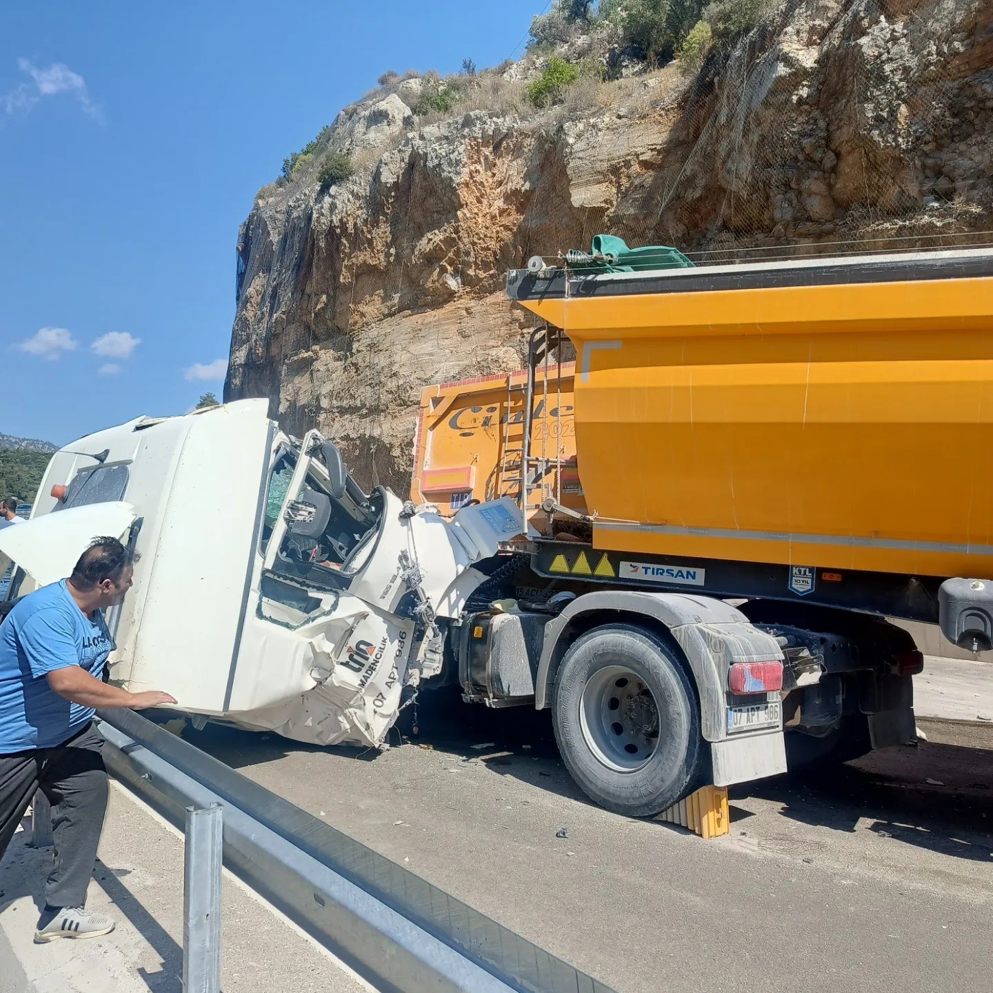 Korkuteli Antalya Karayolunda Iki Tır Çarpıştı 3 Yaralıe