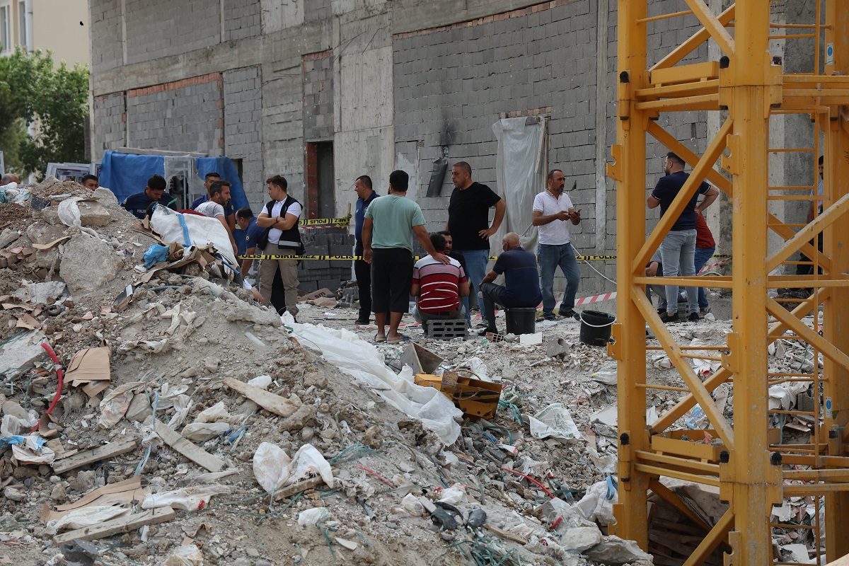 Kule Vinçteki Demir Kova Işçilerin Üzerine Düştü (3)