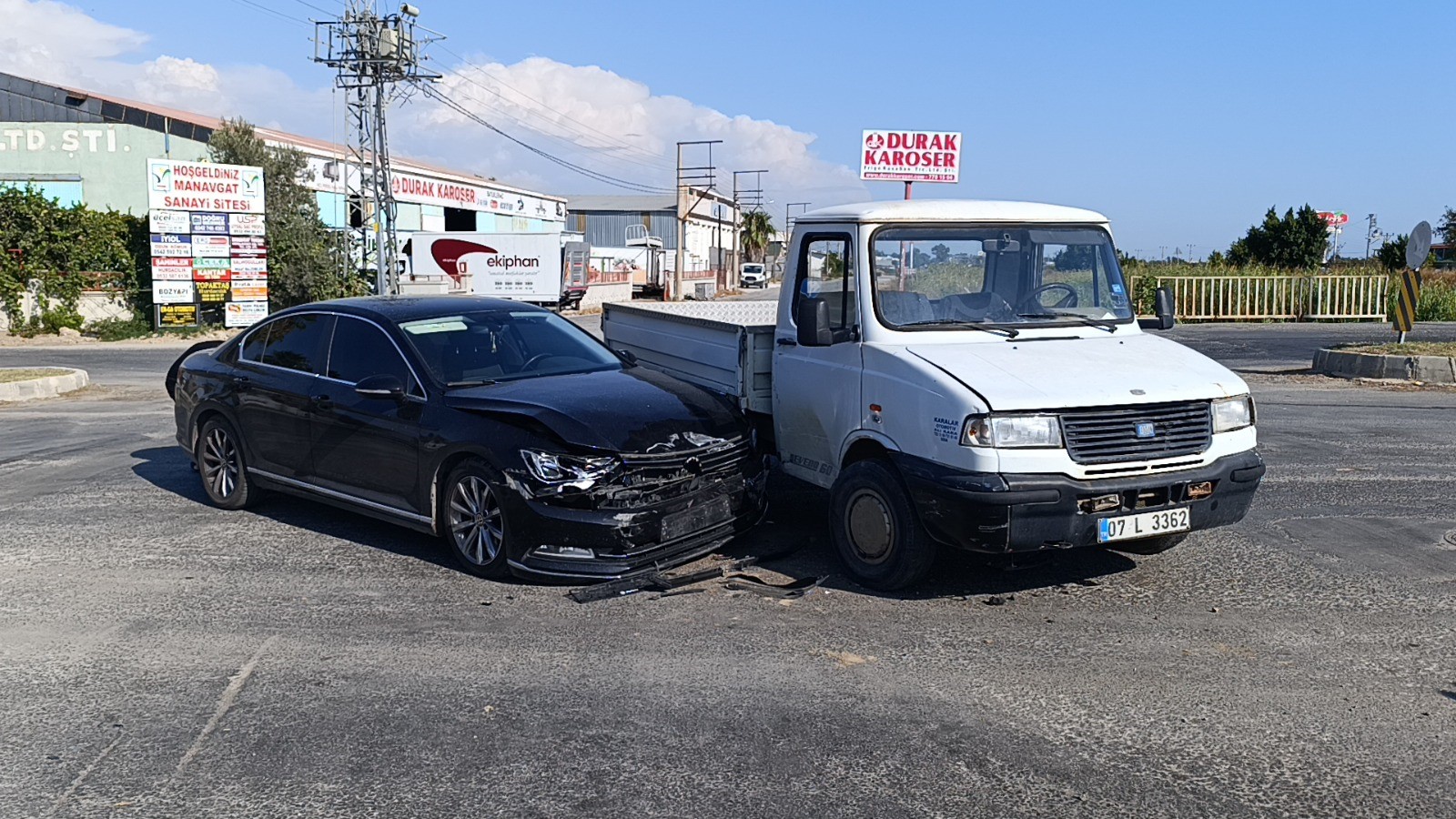 Manavgat Ta Kamyonet Ile Otomobil Çarpıştı