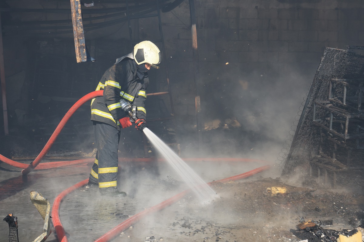 Mobilyacıda Korkutan Yangın, Iş Yeri Küle Döndü (6)