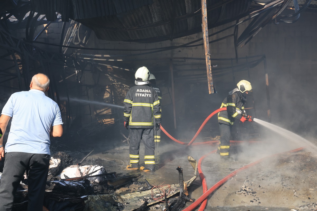 Mobilyacıda Korkutan Yangın, Iş Yeri Küle Döndü (7)