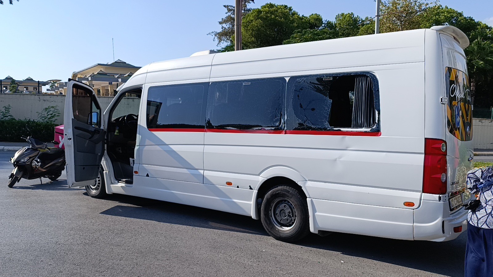 Okul Servisine Çarpan Motosikletin Sürücüsü Metrelerce Havaya Fırladıaqws