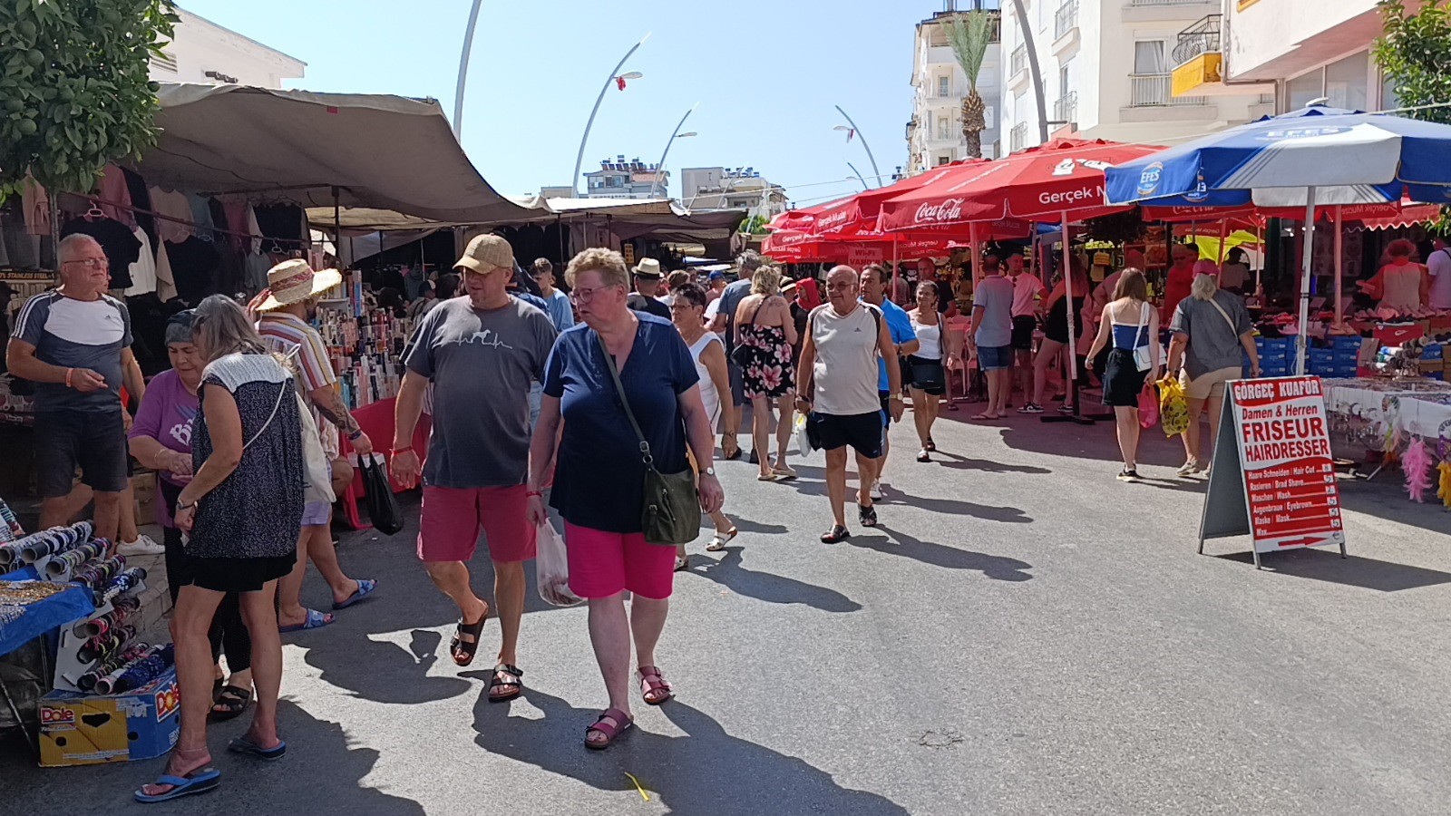 Pazara Turist Yağdı, Esnaf 'Alışveriş Yapmıyorlar' Diye Sitem Etti