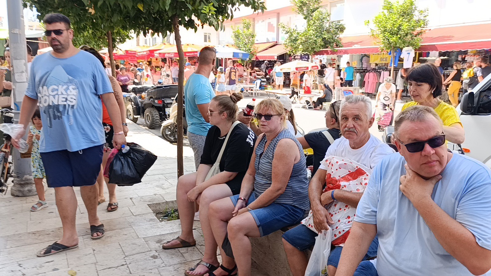 Pazara Turist Yağdı, Esnaf 'Alışveriş Yapmıyorlar' Diye Sitem Ettib