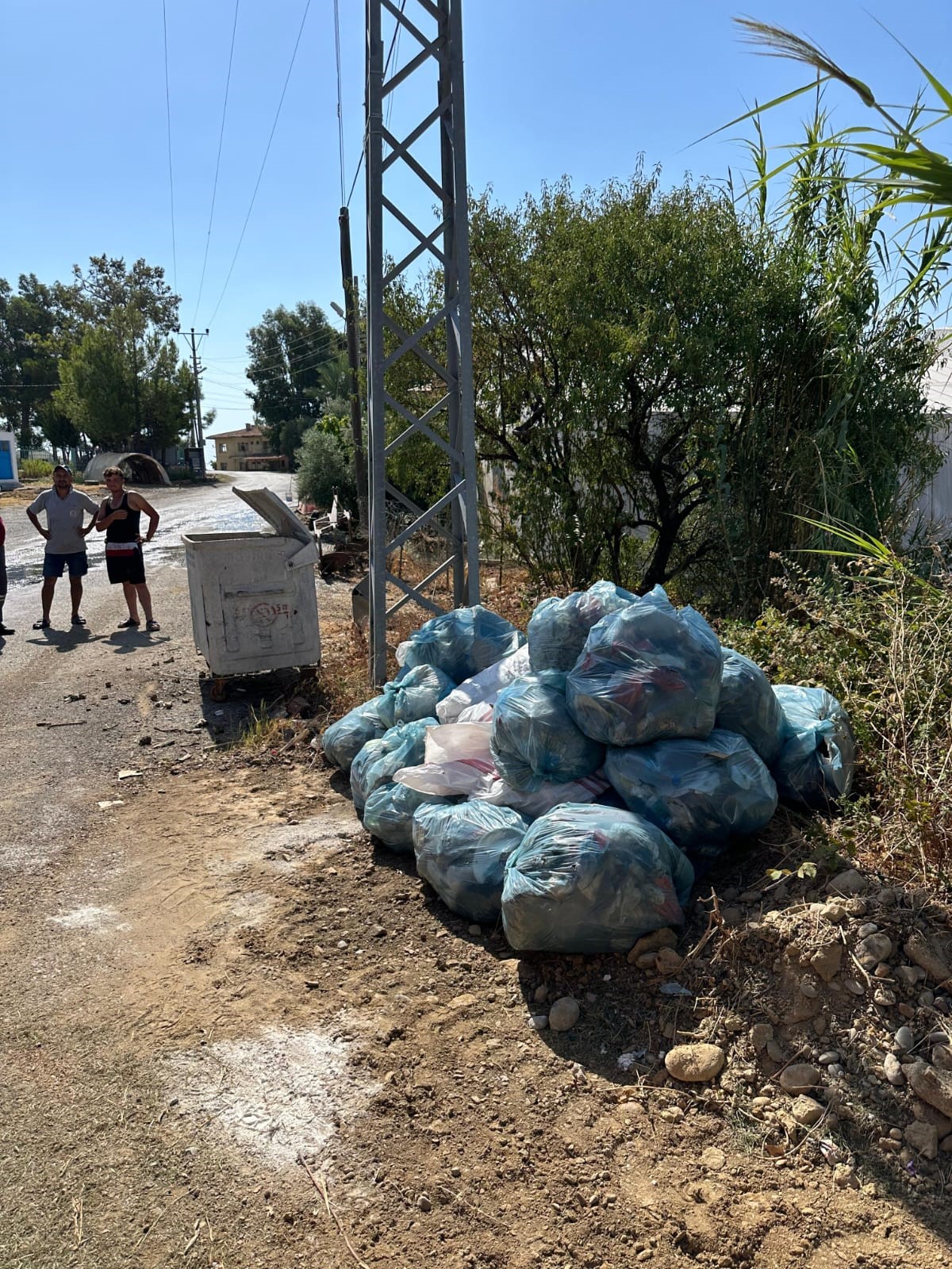 Piknik Yapanların Ormanlık Alanda Bıraktığı Çöpleri Temizledilergh