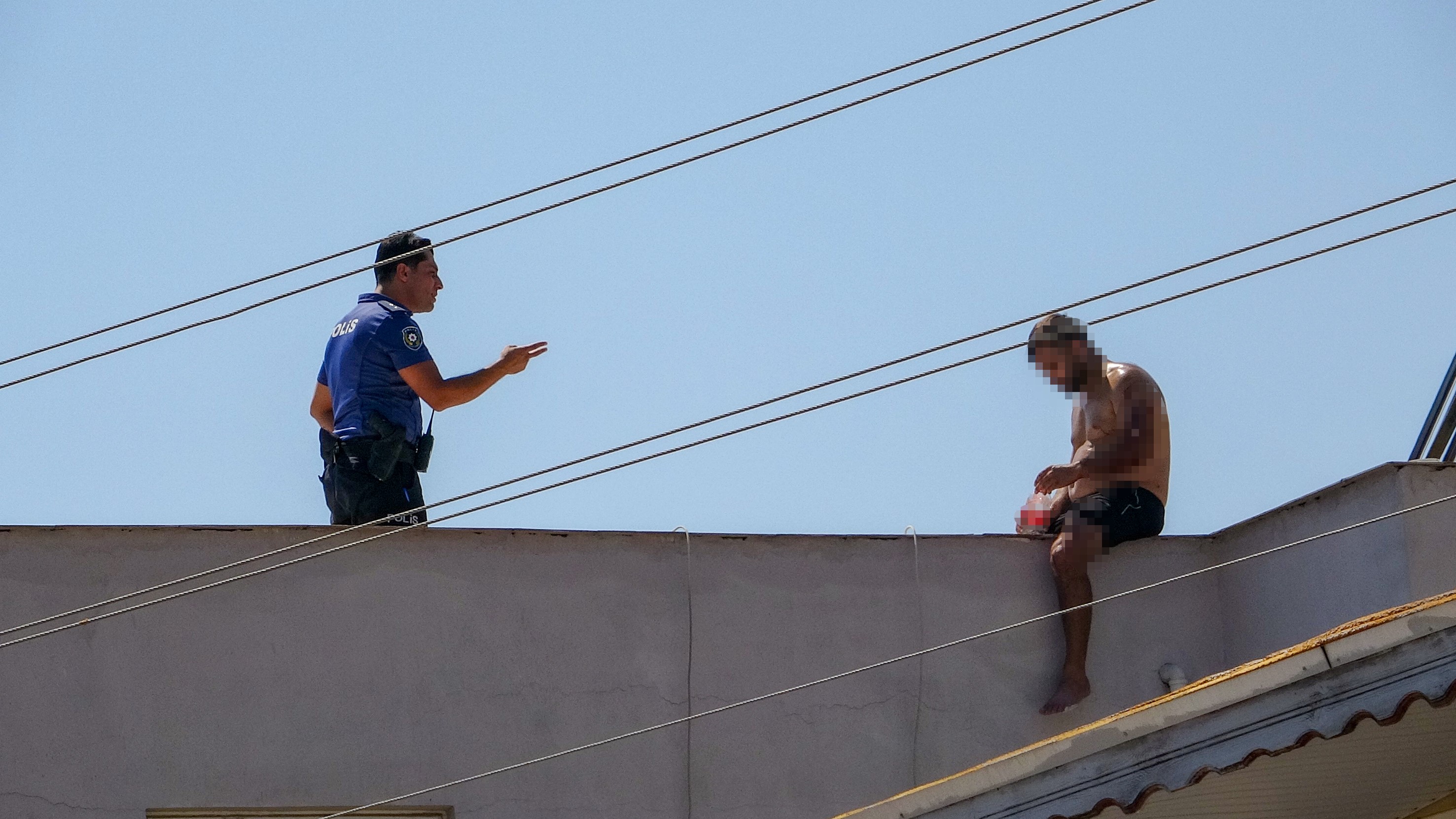 Polis Çatıya Çıkan Adamı Indirmek Için Uzun Süre Dil Döktüww