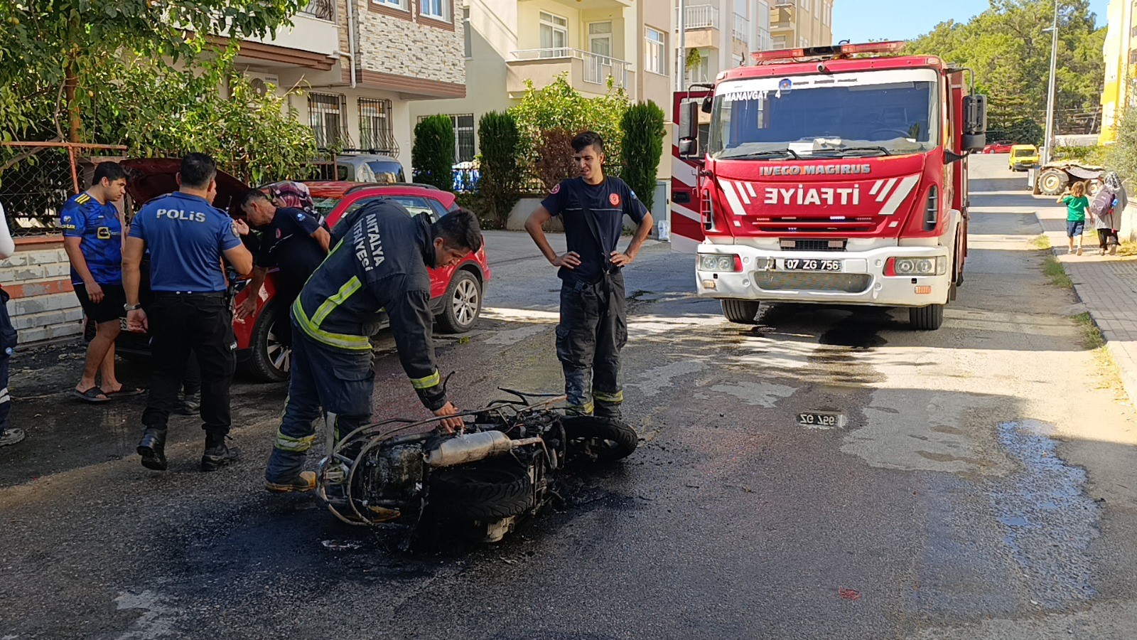 Seyir Halindeyken Yanan Motosiklet Söndürüldü (2)