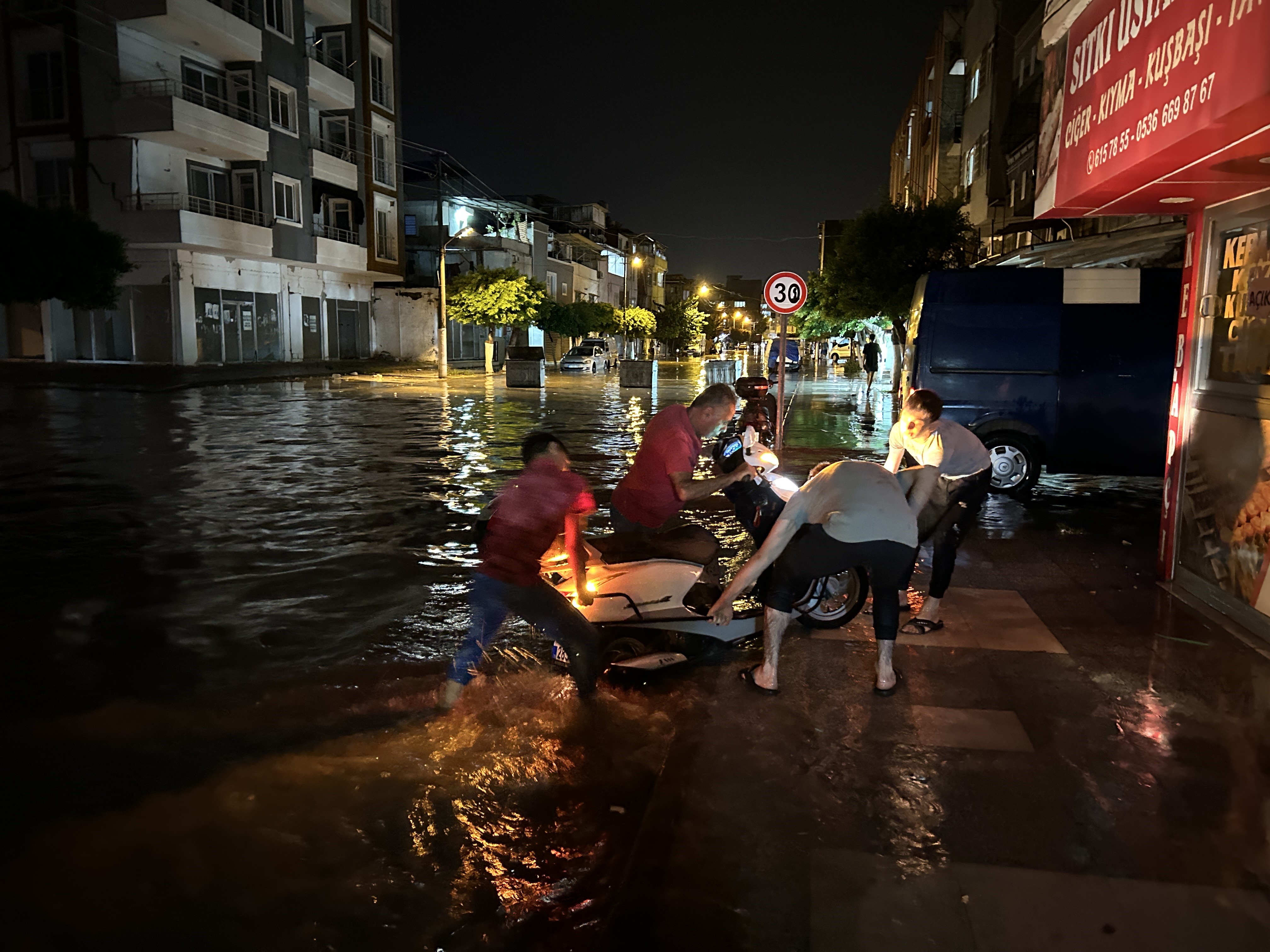 Şiddetli Yağışla Birlikte Göle Dönen Caddelerde Vatandaşlar Zor Anlar Yaşadı (2)