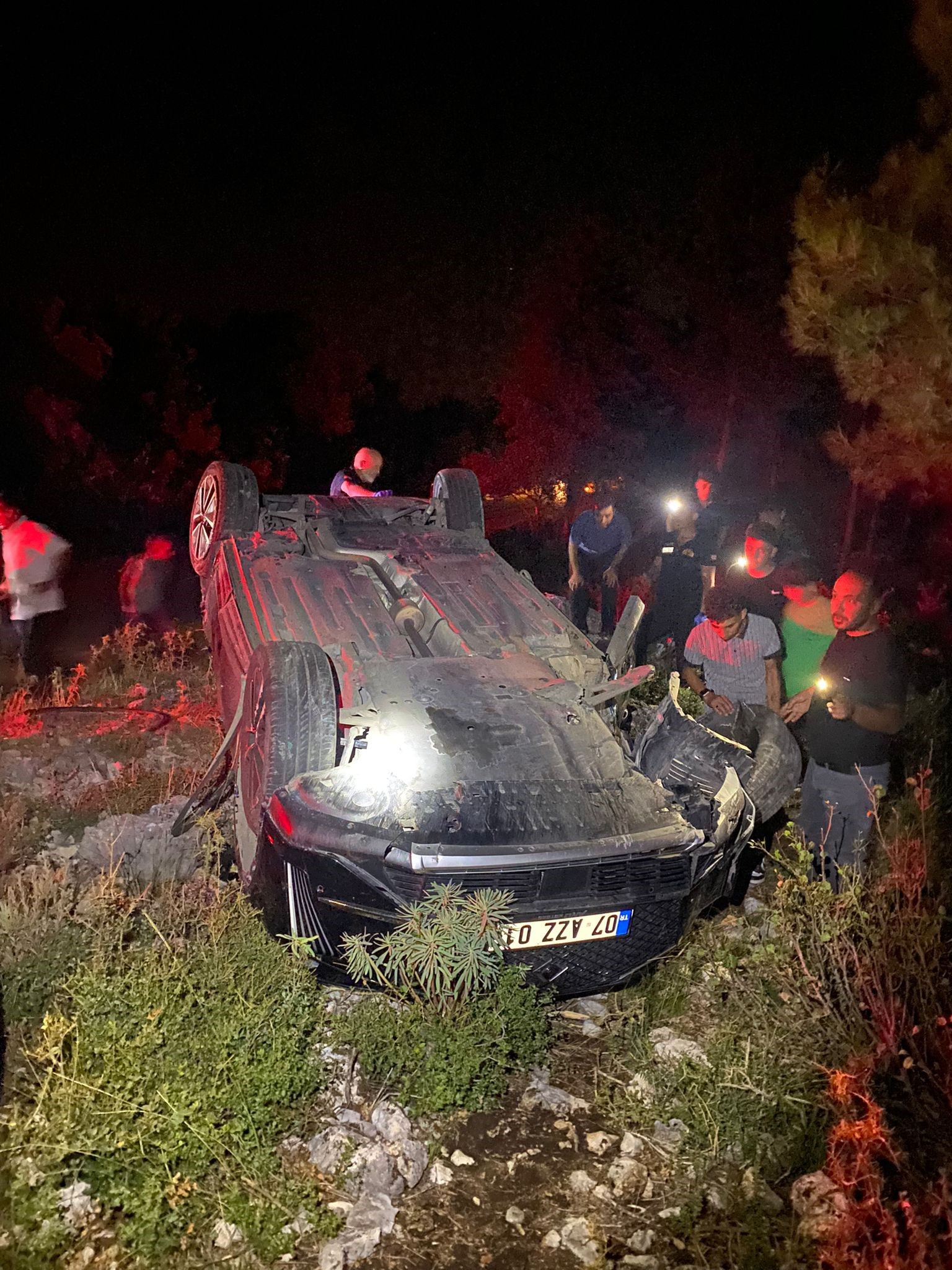 Takla Atan Otomobilin Cam Tavanından Fırlayan Sürücü Ağır Yaralandıqw