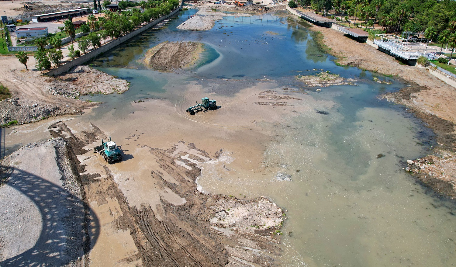 Yosun Istilasındaki Seyhan Nehri Temizleniyorcvbv