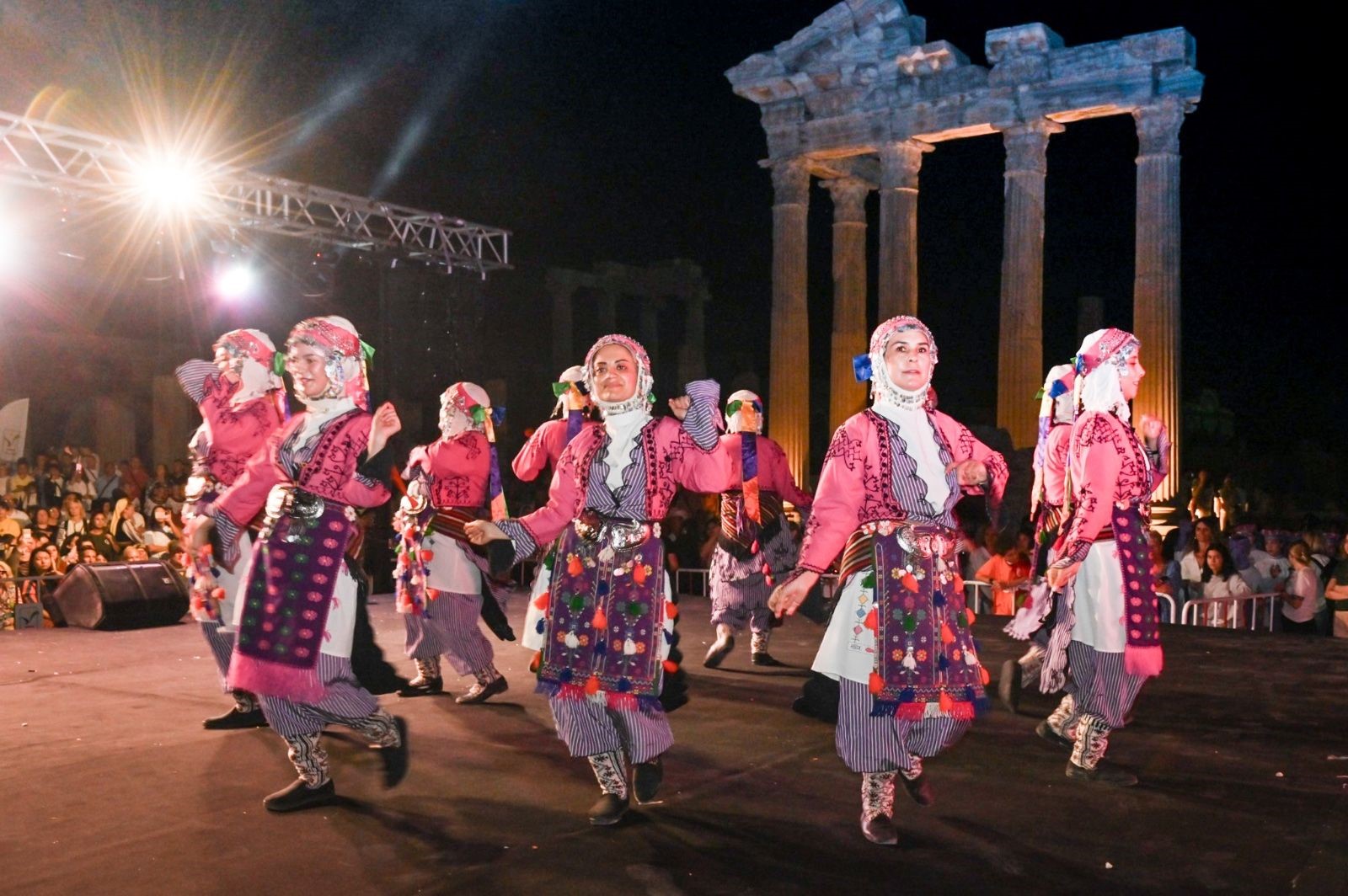 8. Uluslararası Halk Dansları Festivali Başladı (3)